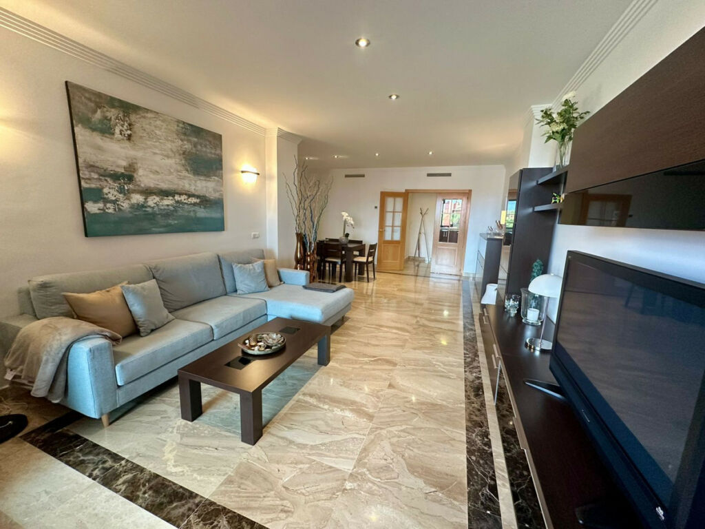 Middle Floor Apartment Estepona Málaga - image 3