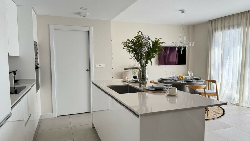 Middle Floor Apartment Estepona Málaga - image 3