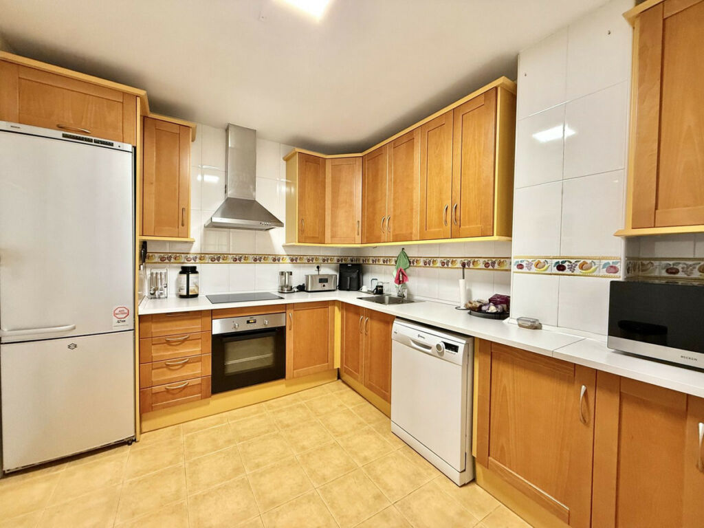 Middle Floor Apartment Nueva Andalucía Málaga - image 3
