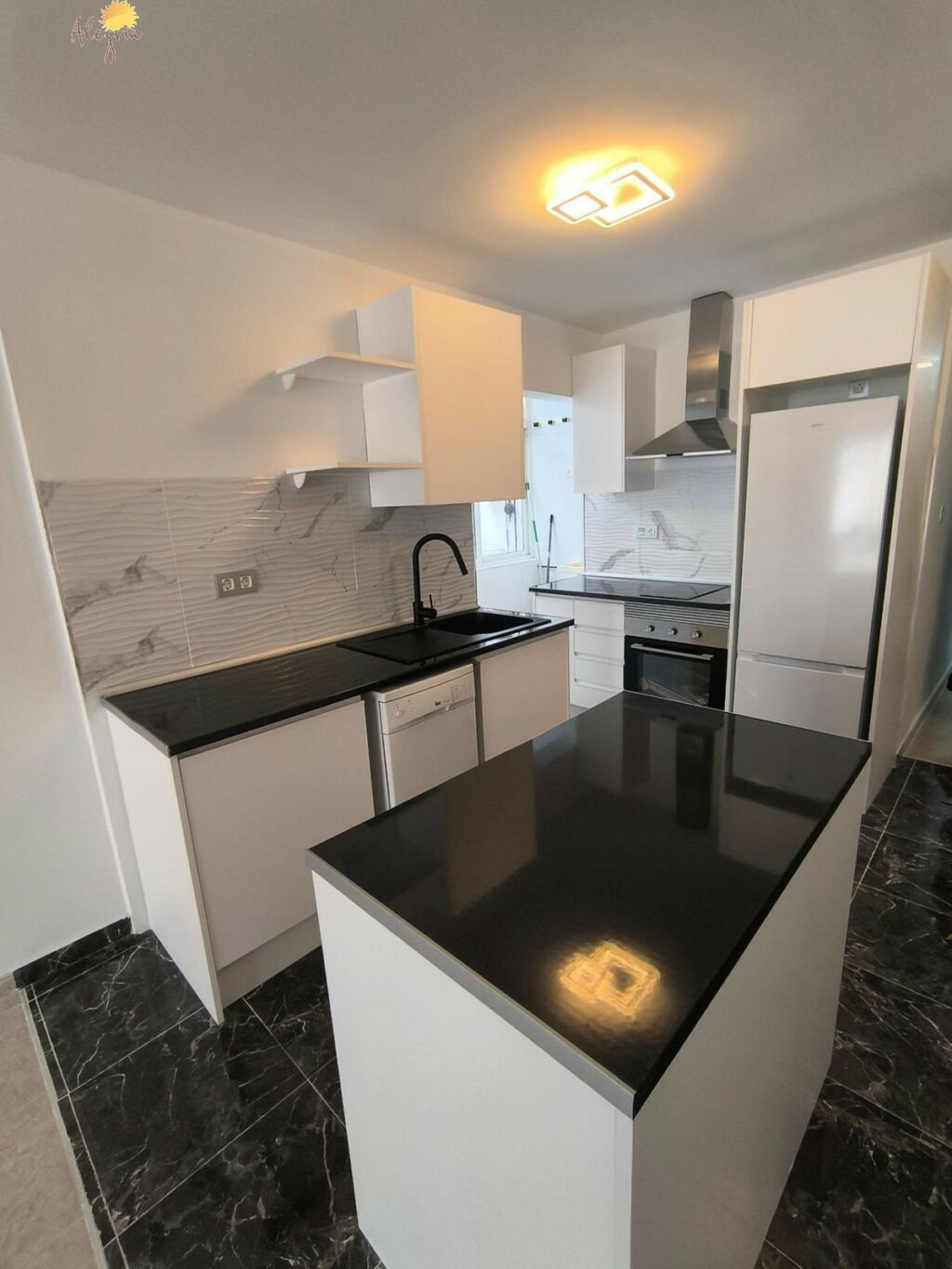 Middle Floor Apartment Torrevieja Alicante - image 3