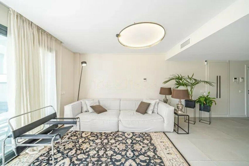 Middle Floor Apartment Estepona Málaga - image 5