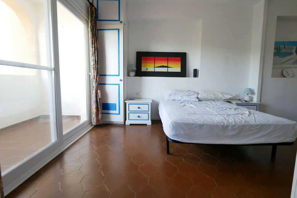 Middle Floor Apartment Puerto de Cabopino Málaga - image 3