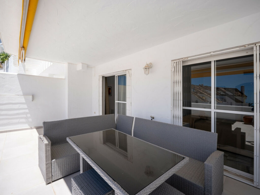 Middle Floor Apartment Nueva Andalucía Málaga - image 3