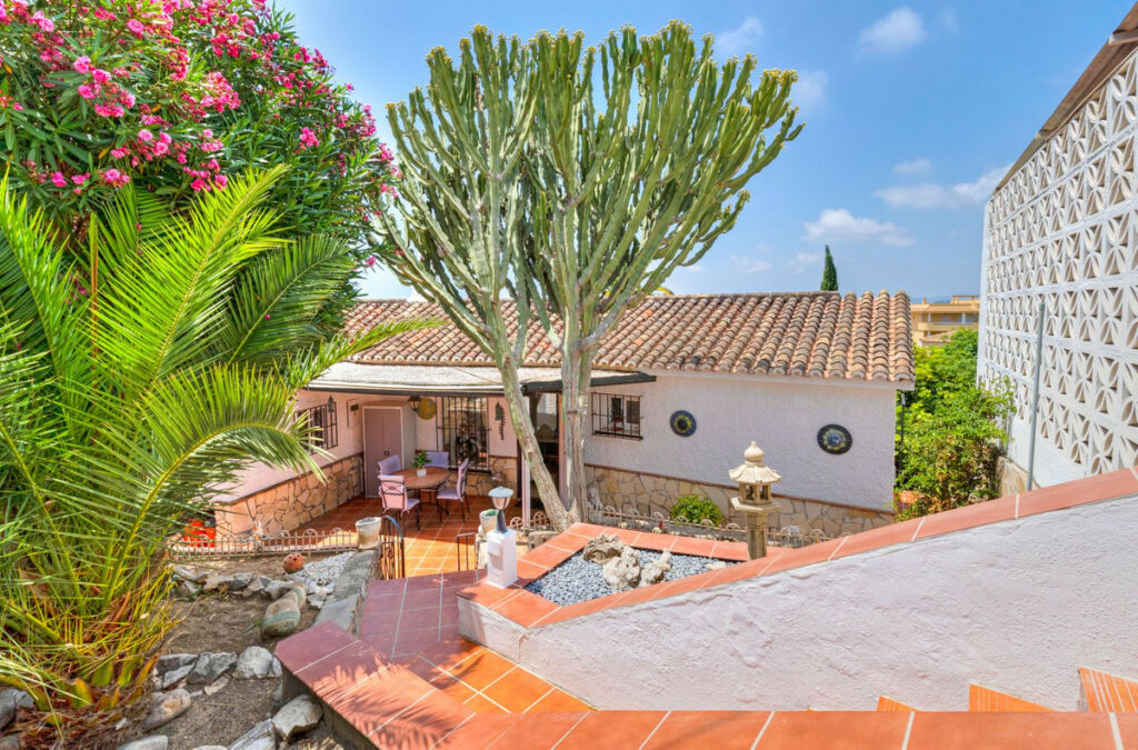 Detached Villa Fuengirola Málaga - image 3