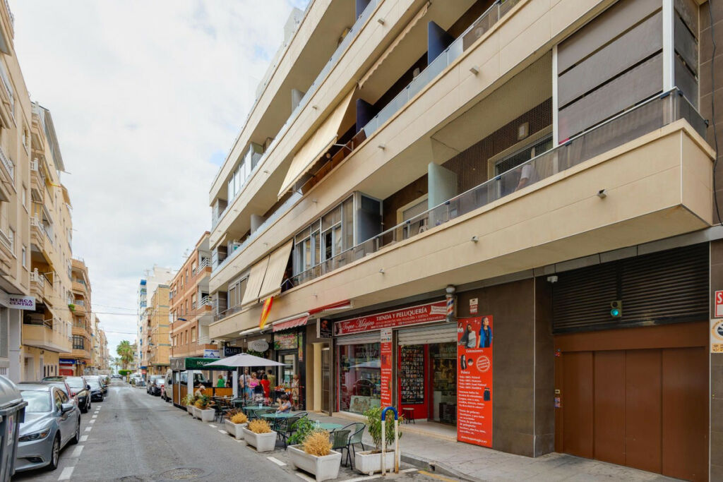 Middle Floor Apartment Torrevieja Alicante - image 3