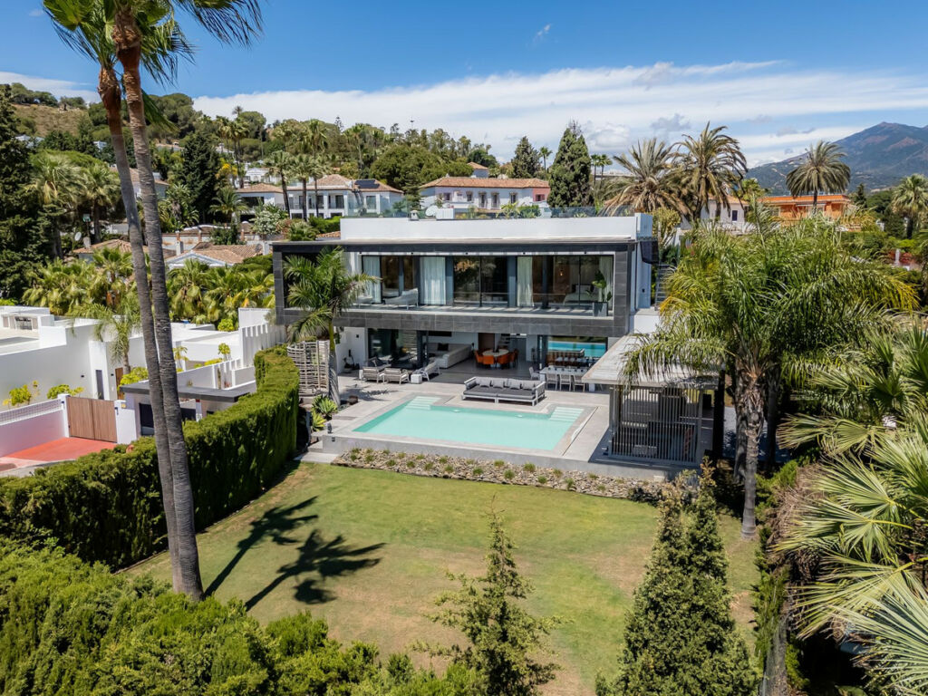 Detached Villa Nueva Andalucía Málaga - image 3