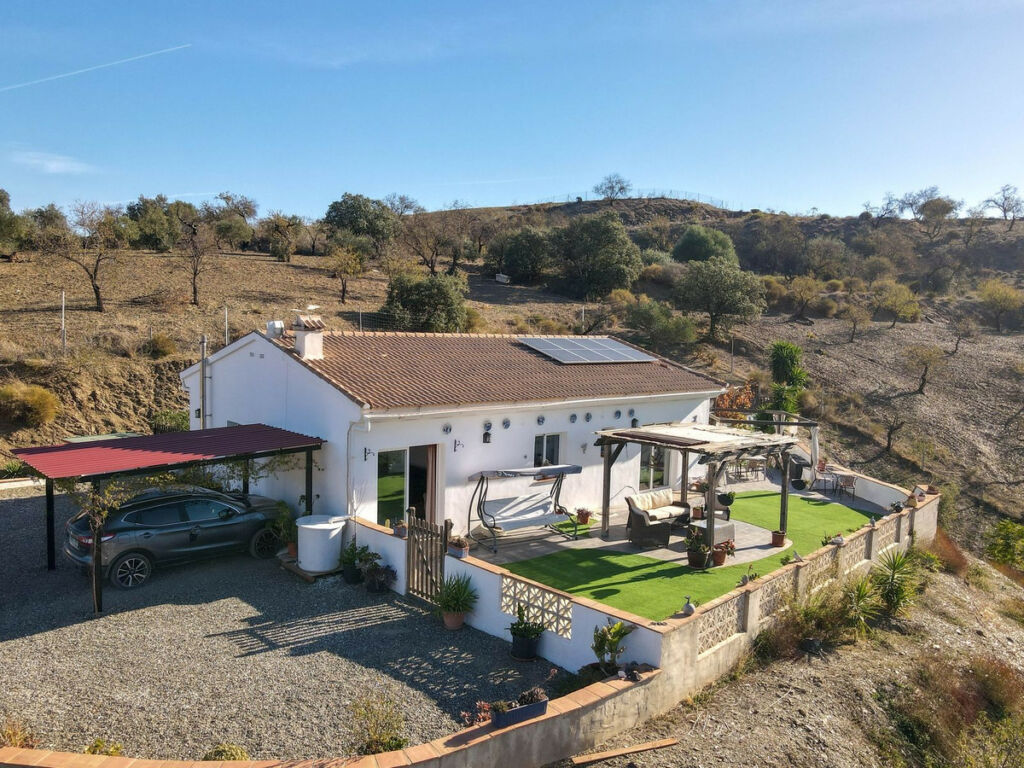 Detached Villa Tolox Málaga - image 3