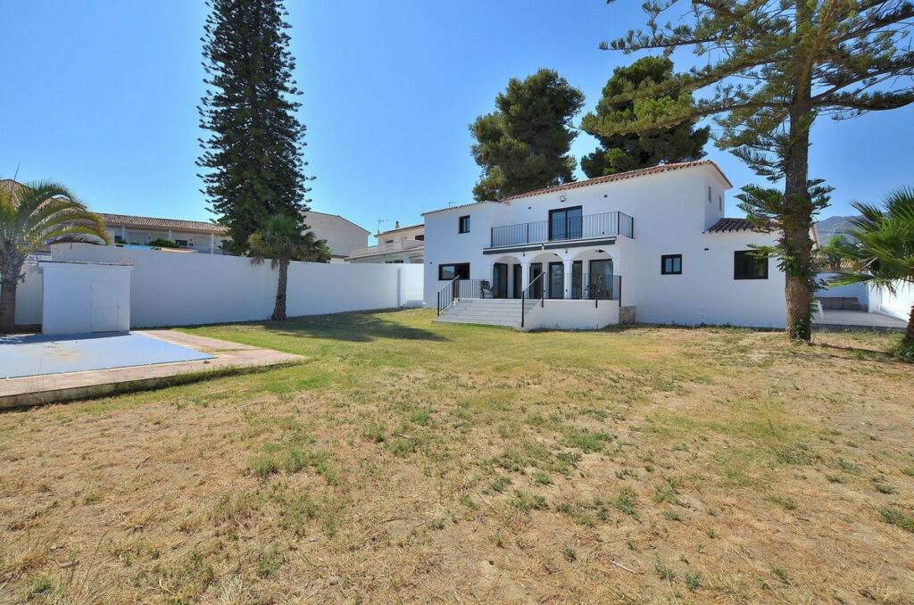 Detached Villa El Coto Málaga - image 3