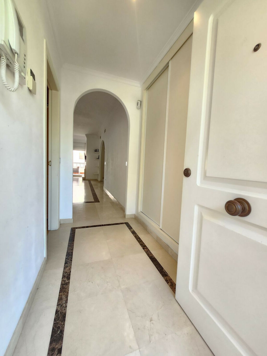 Middle Floor Apartment Nueva Andalucía Málaga - image 3