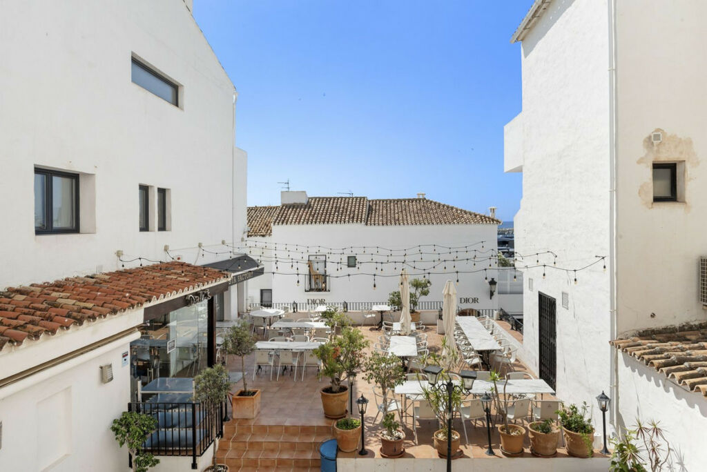 Middle Floor Apartment Puerto Banús Málaga - image 3