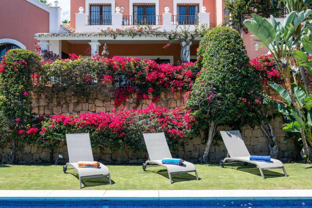Detached Villa El Paraiso Málaga - image 3