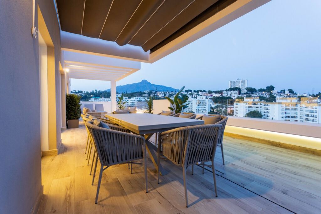 Middle Floor Apartment Nueva Andalucía Málaga - image 3