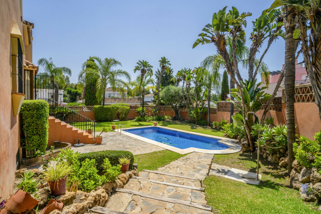 Detached Villa Guadalmina Alta Málaga - image 3
