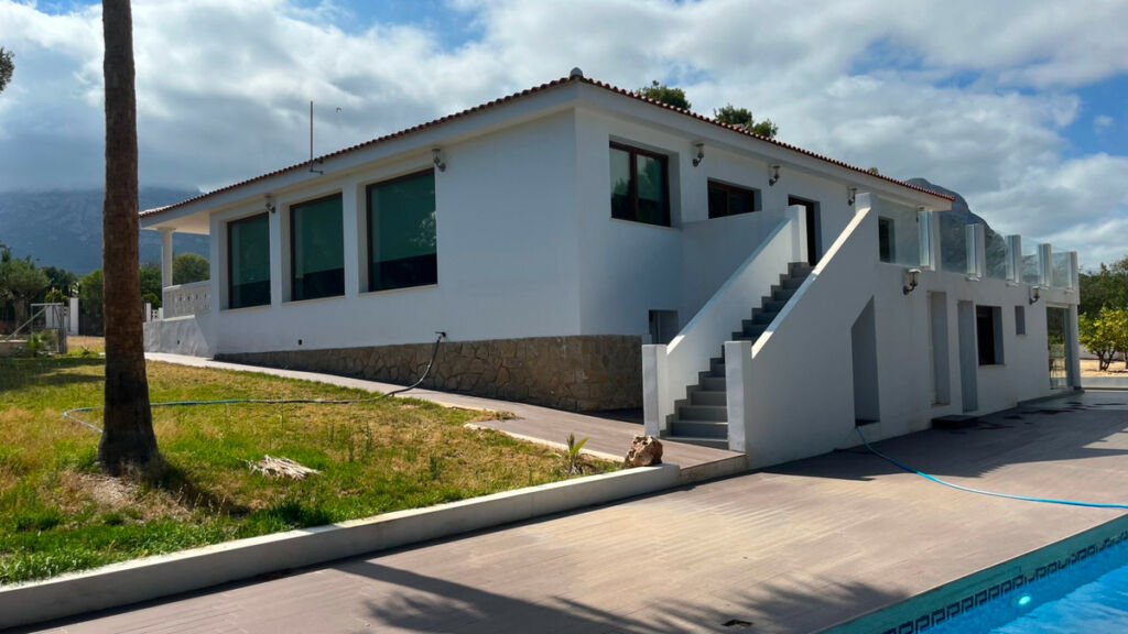 Detached Villa La Nucia Alicante - image 3