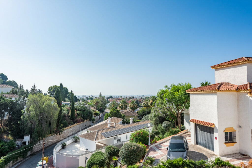 Detached Villa Sierrezuela Málaga - image 9