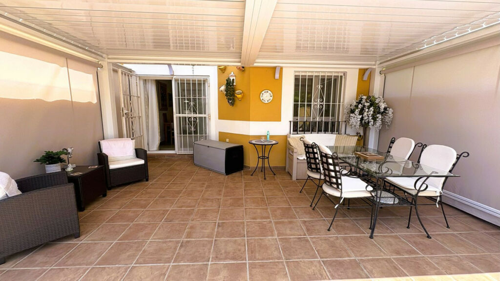 Townhouse La Duquesa Málaga - image 3