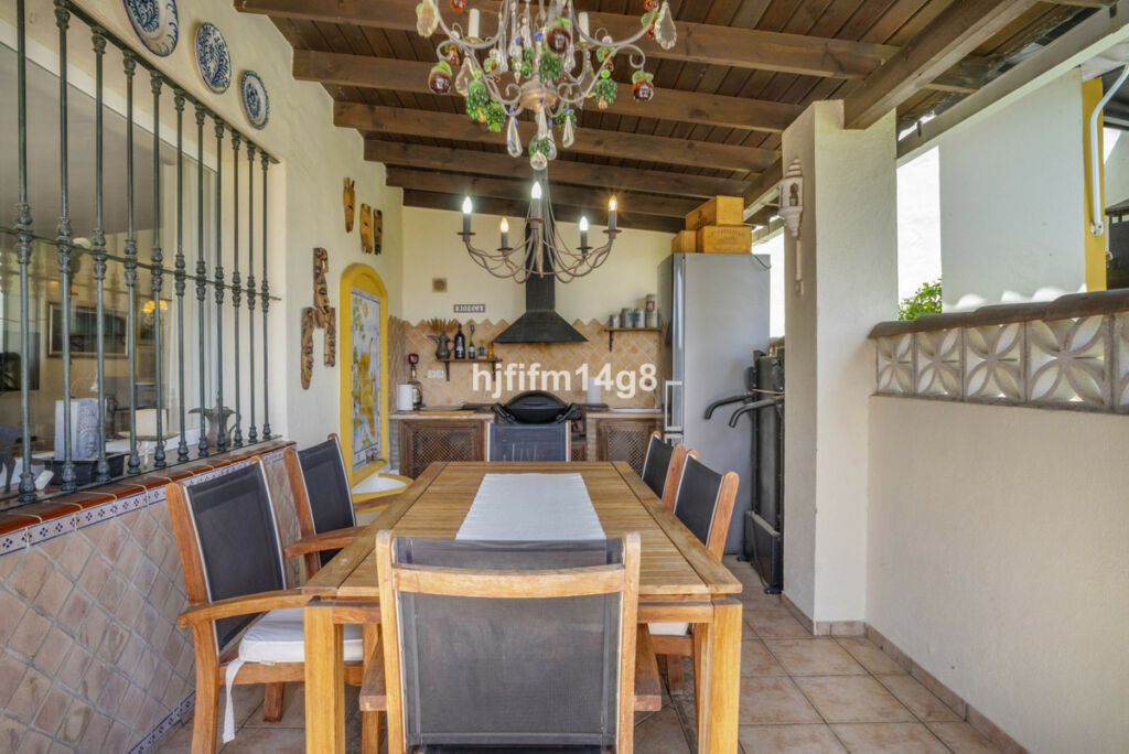 Townhouse Nueva Andalucía Málaga - image 3