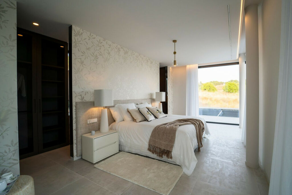 Detached Villa El Paraiso Málaga - image 3