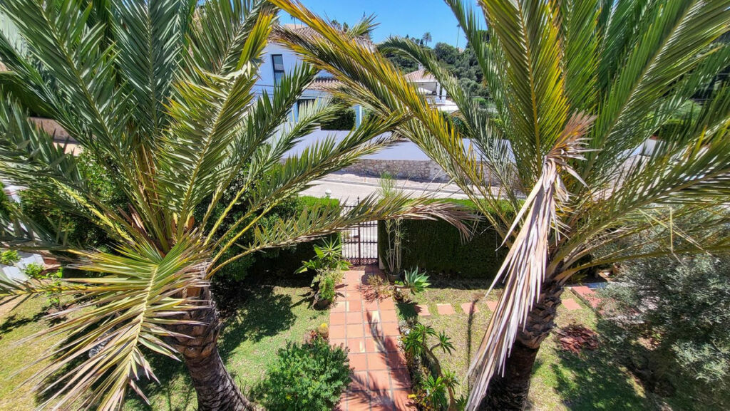 Detached Villa Elviria Málaga - image 3