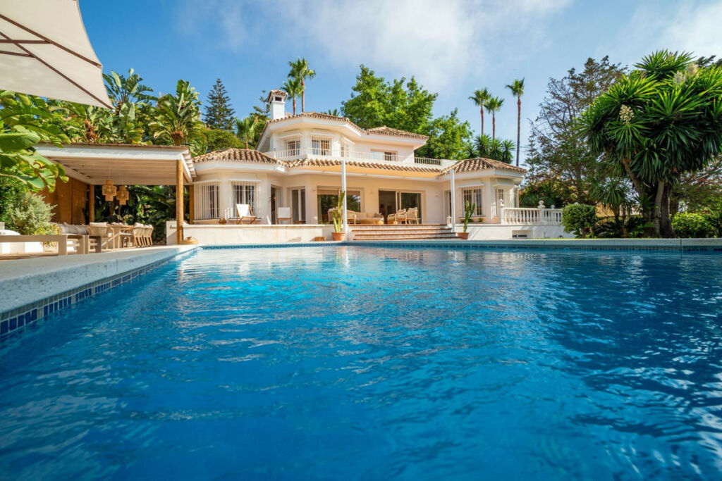Detached Villa El Paraiso Málaga - image 3