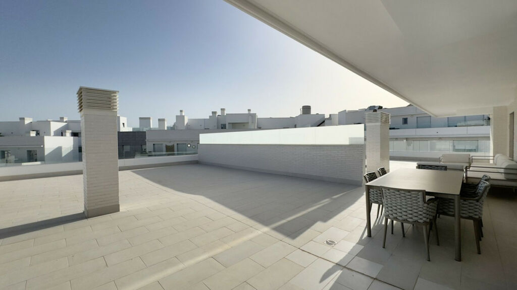 Top Floor Apartment Nueva Andalucía Málaga - image 3