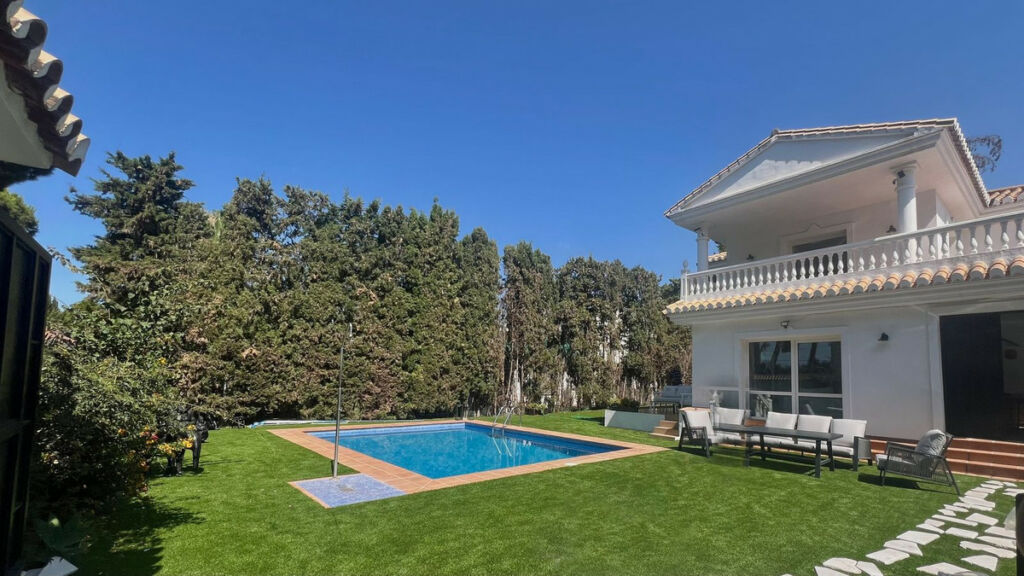 Detached Villa Cabopino Málaga - image 2