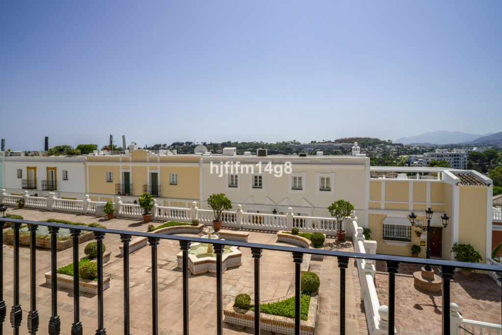 Townhouse Nueva Andalucía Málaga - image 3