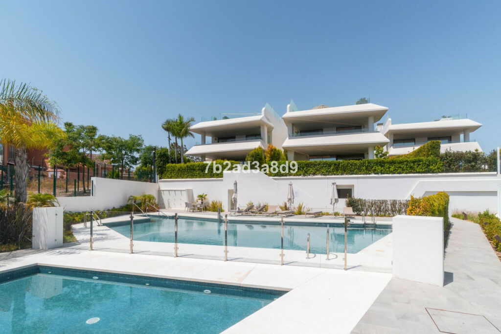 Detached Villa Nueva Andalucía Málaga - image 3