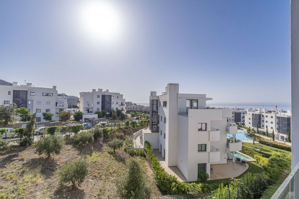 Middle Floor Apartment Fuengirola Málaga - image 3