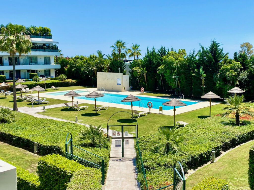 Middle Floor Apartment Estepona Málaga - image 3