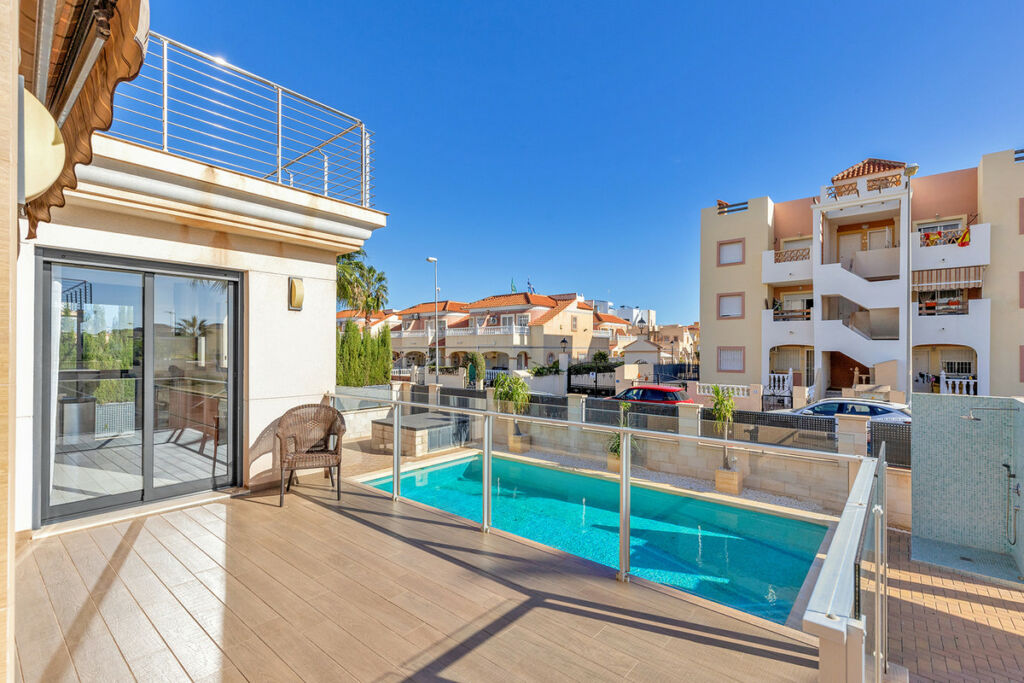 Detached Villa La Zenia Alicante - image 3