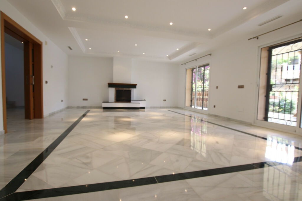 Detached Villa El Rosario Málaga - image 3