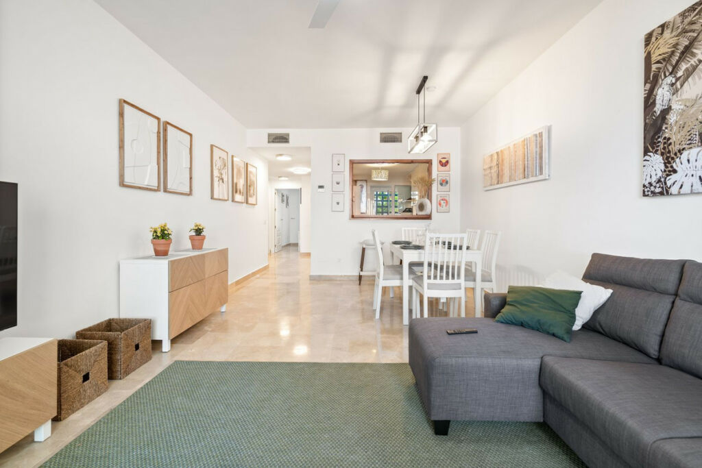 Middle Floor Apartment La Duquesa Málaga - image 3