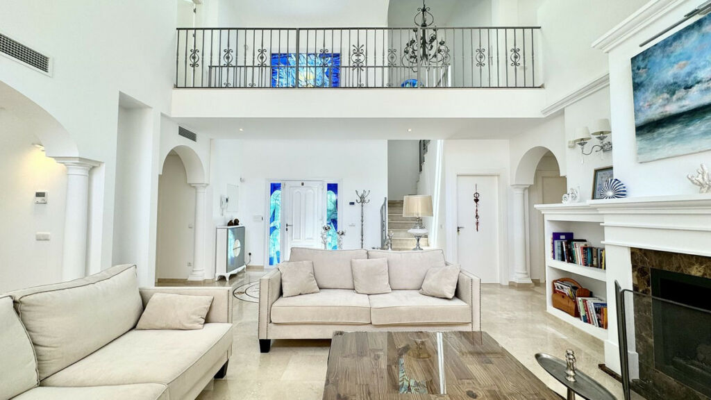 Detached Villa Elviria Málaga - image 3