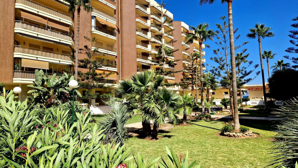 Middle Floor Apartment Fuengirola Málaga - image 3