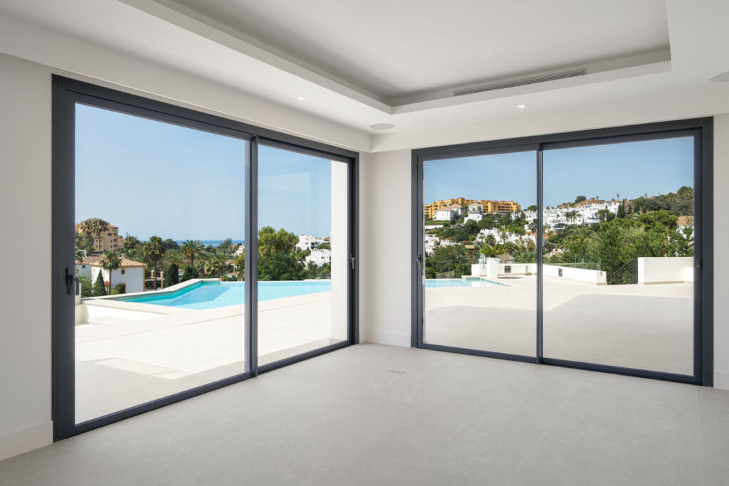 Detached Villa Estepona Málaga - image 3