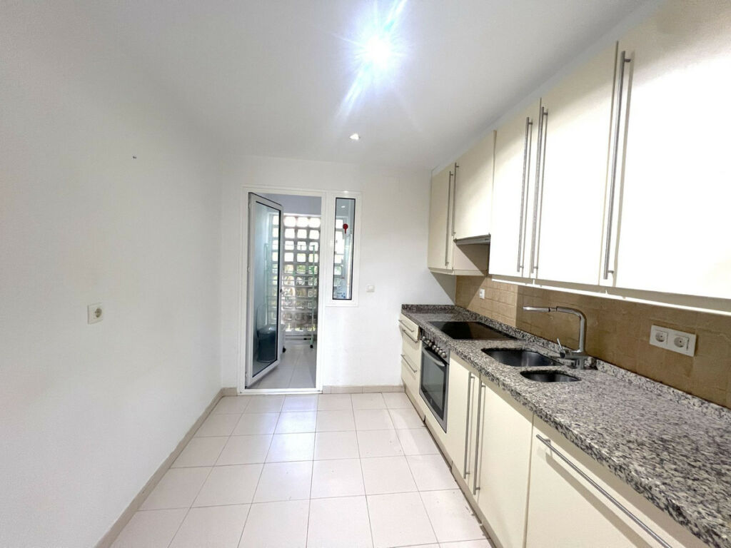 Middle Floor Apartment Nueva Andalucía Málaga - image 4
