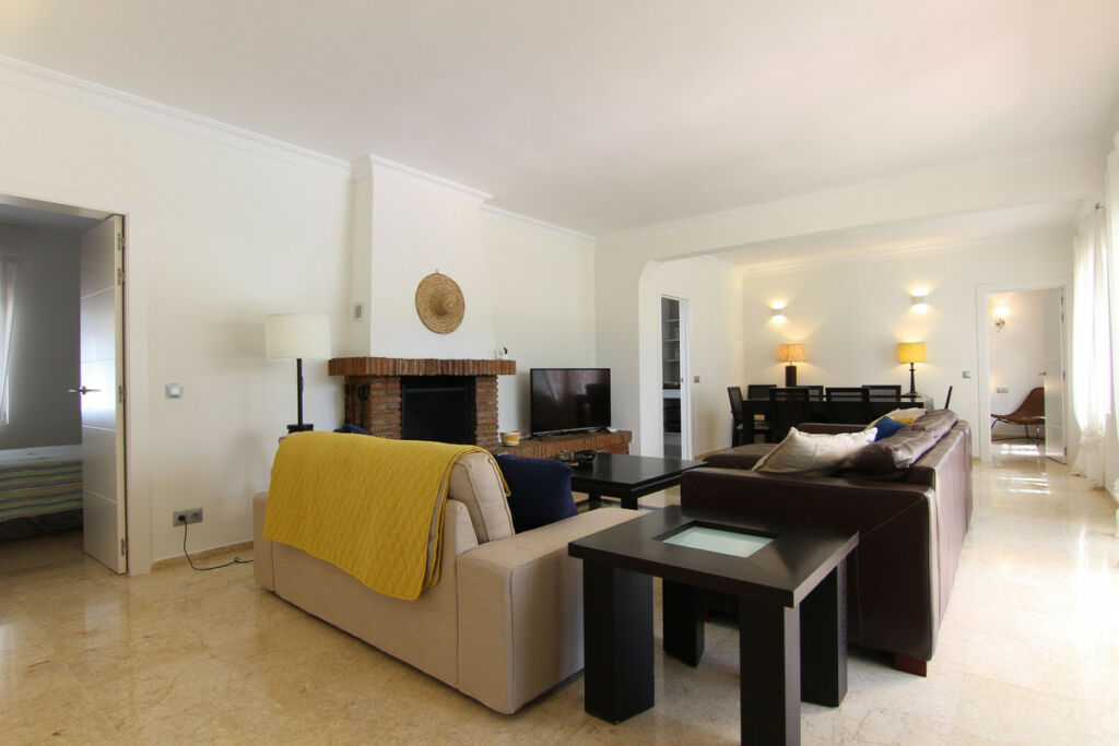 Detached Villa Estepona Málaga - image 3