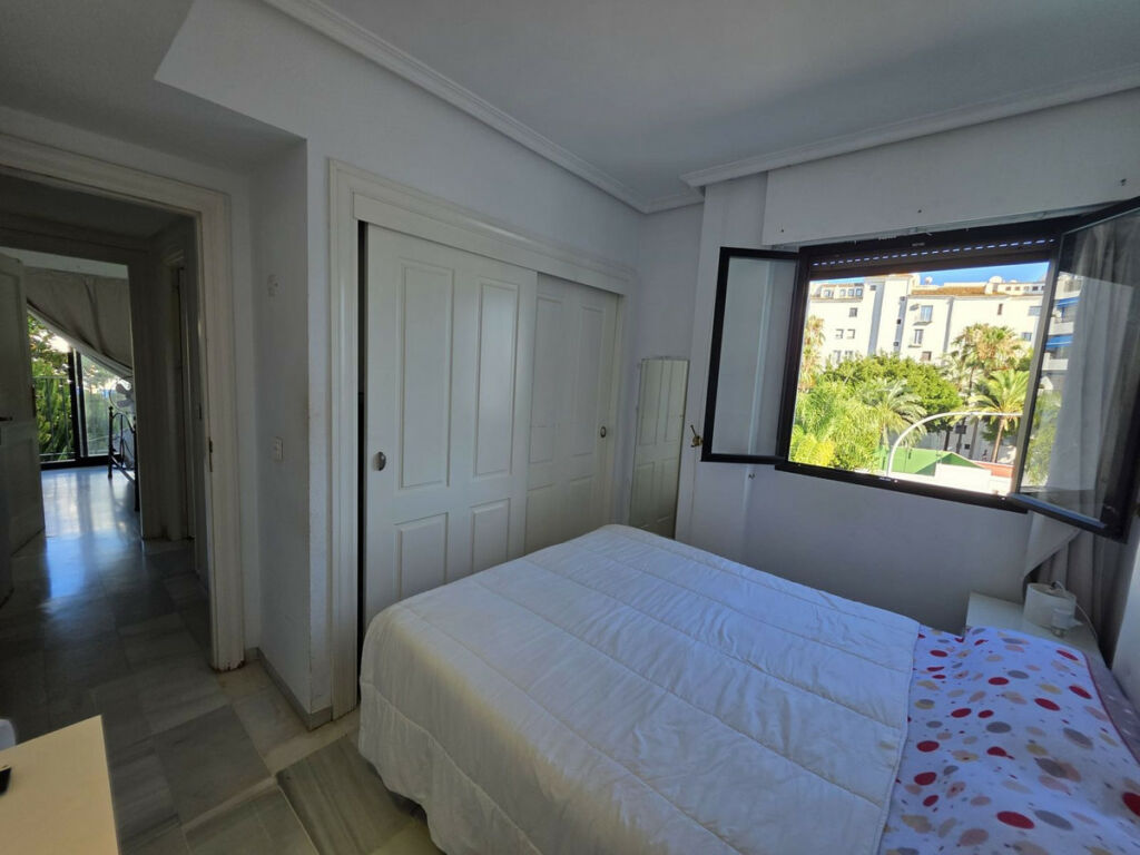 Middle Floor Apartment Puerto Banús Málaga - image 3