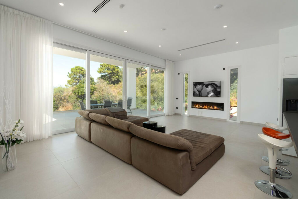 Detached Villa La Mairena Málaga - image 3