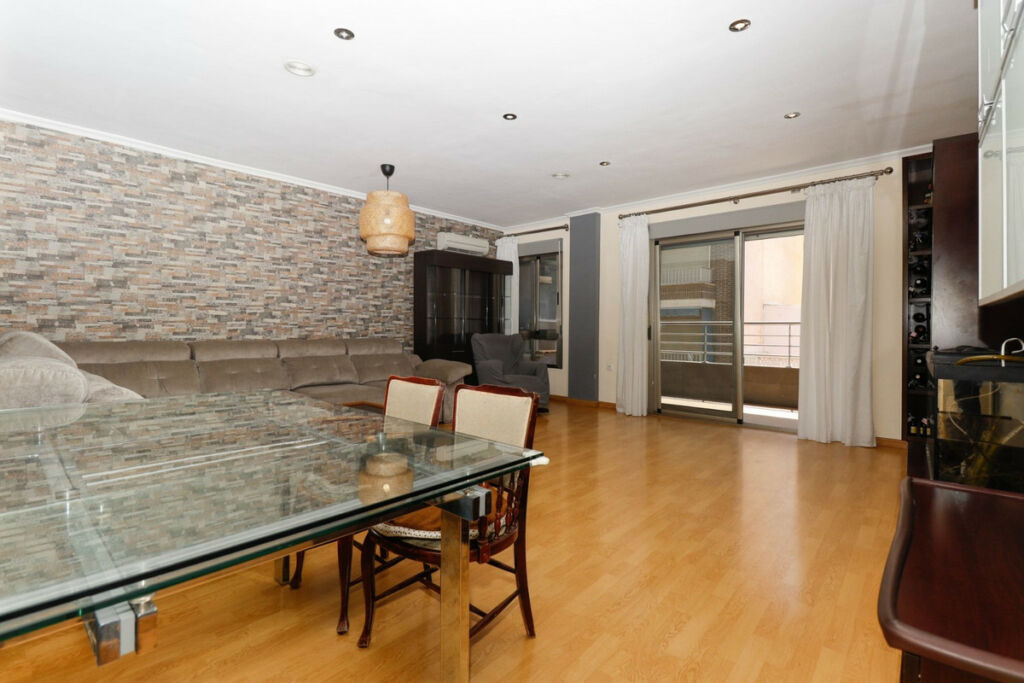 Middle Floor Apartment Torrevieja Alicante - image 3