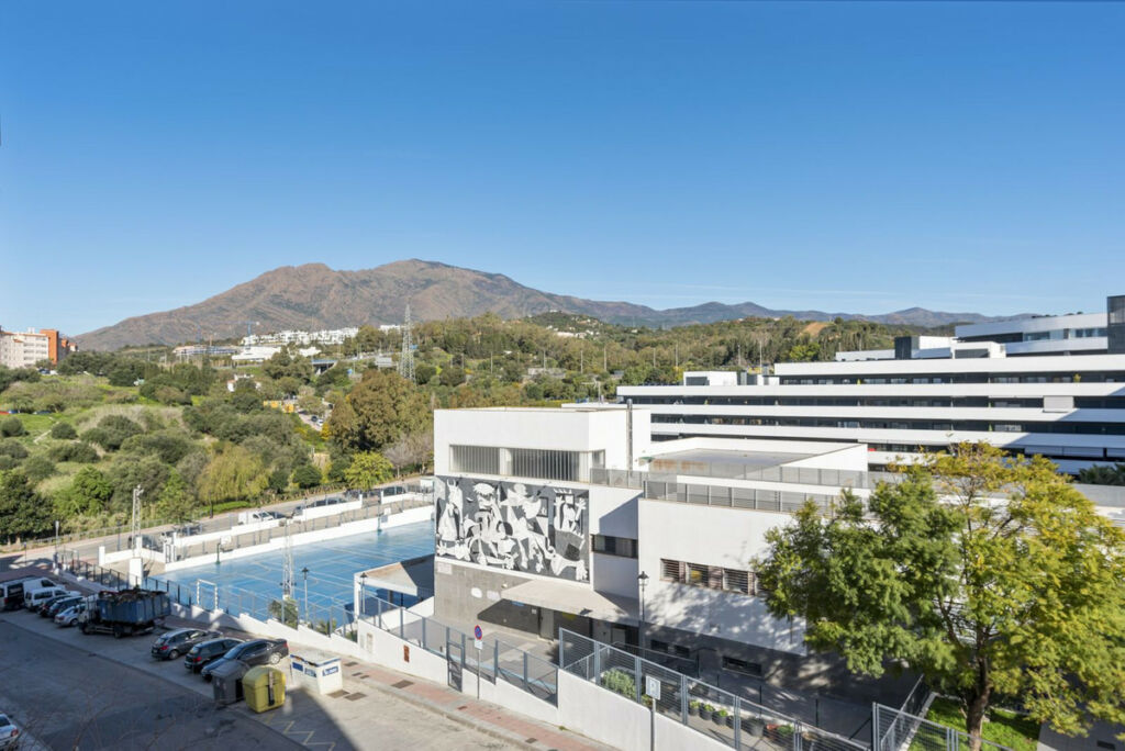 Middle Floor Apartment Estepona Málaga - image 3