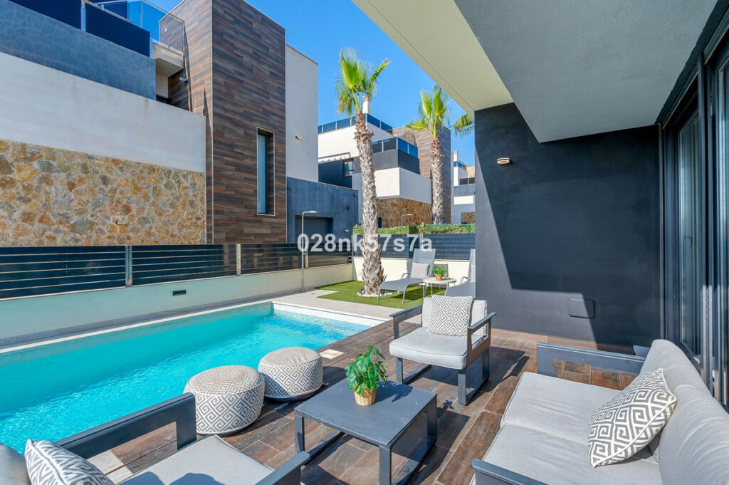 Detached Villa Lomas de Cabo Roig Alicante - image 3
