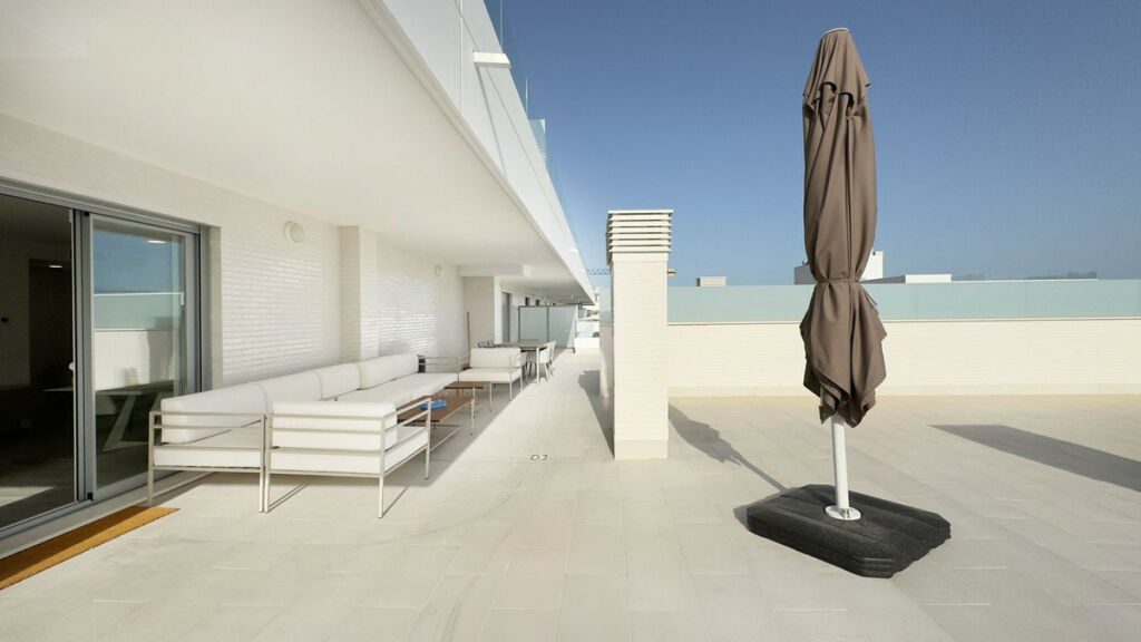 Top Floor Apartment Nueva Andalucía Málaga - image 3