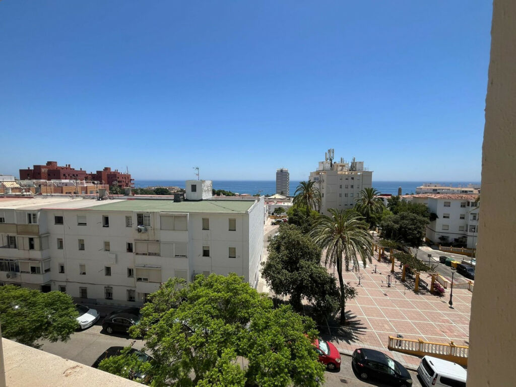 Middle Floor Apartment Estepona Málaga - image 3