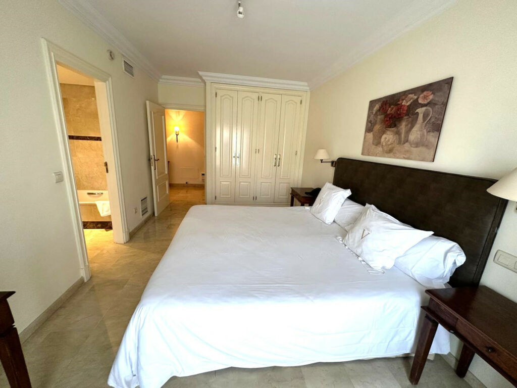 Middle Floor Apartment Puerto Banús Málaga - image 3