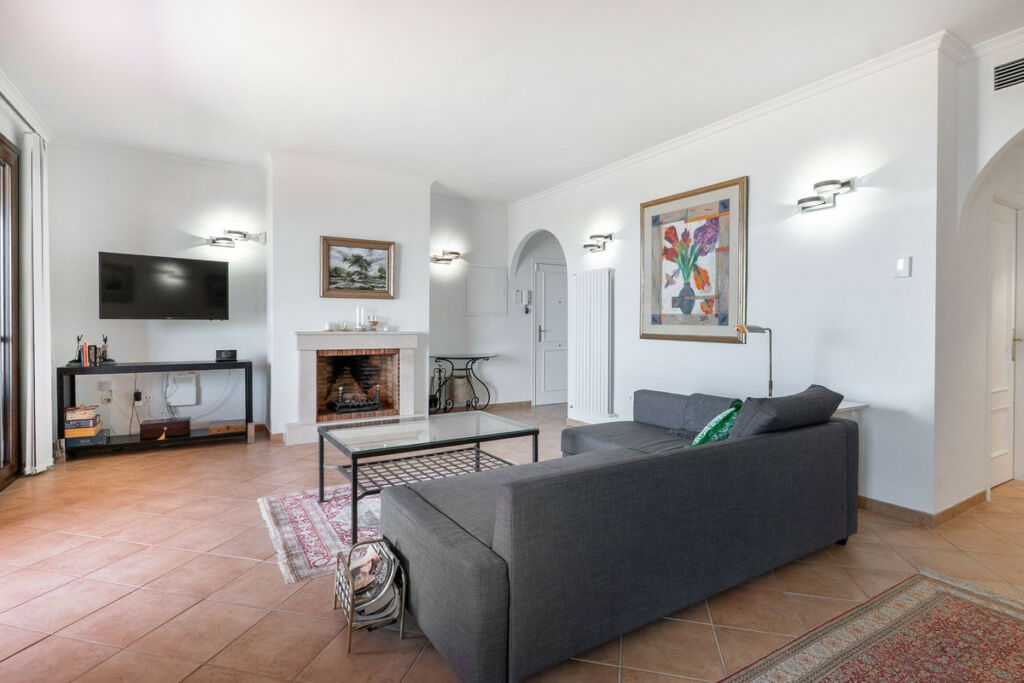 Middle Floor Apartment La Mairena Málaga - image 3