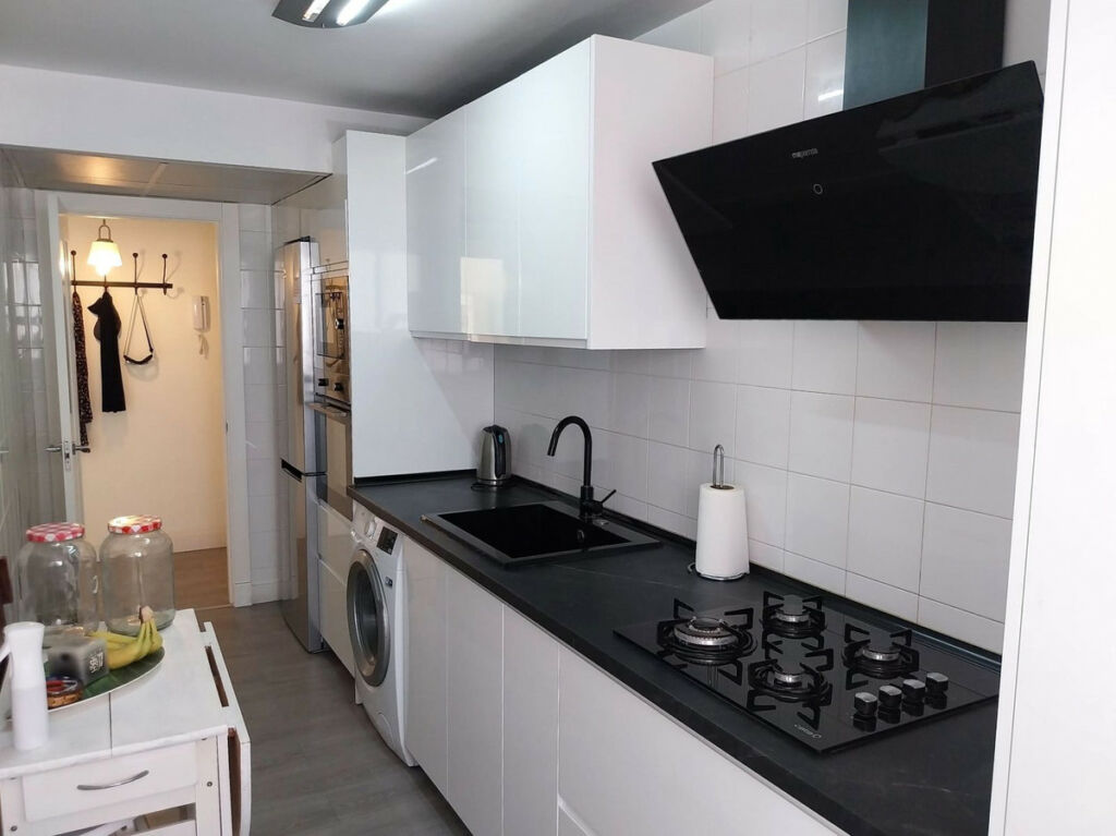 Middle Floor Apartment Estepona Málaga - image 3