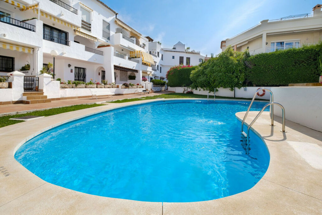 Middle Floor Apartment Nerja Málaga - image 3