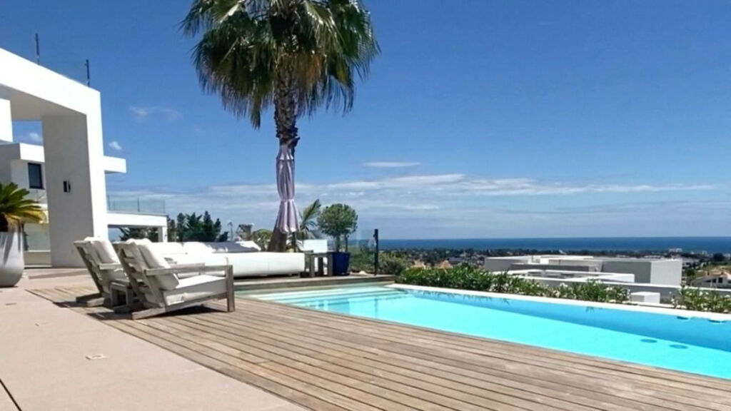 Detached Villa El Paraiso Málaga - image 3